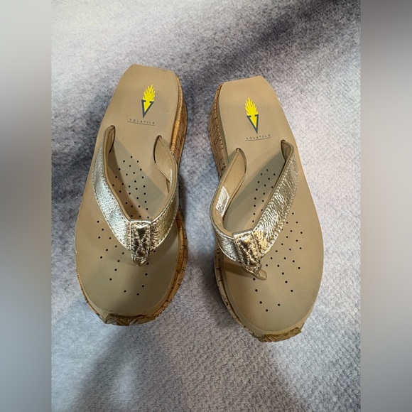 VOLATILE Women's‎ Neville Gold Metallic Comfy Thong Wedge Sandals Shoes 7 - Picture 4 of 8